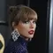 Taylor Swift berpose untuk fotografer di karpet merah ajang Grammy Awards 2023 di Crypto.com Arena, Los Angeles, AS, Senin (6/2/2023) pagi waktu Indonesia. Penampilannya terlihat semakin glamor dengan perhiasan berlian yang mencengangkan, serta anting-anting batu permata Lorraine Schwartz, ditambah cincin pernyataan safir dan manikur krom yang serasi. (Photo by Jordan Strauss/Invision/AP)