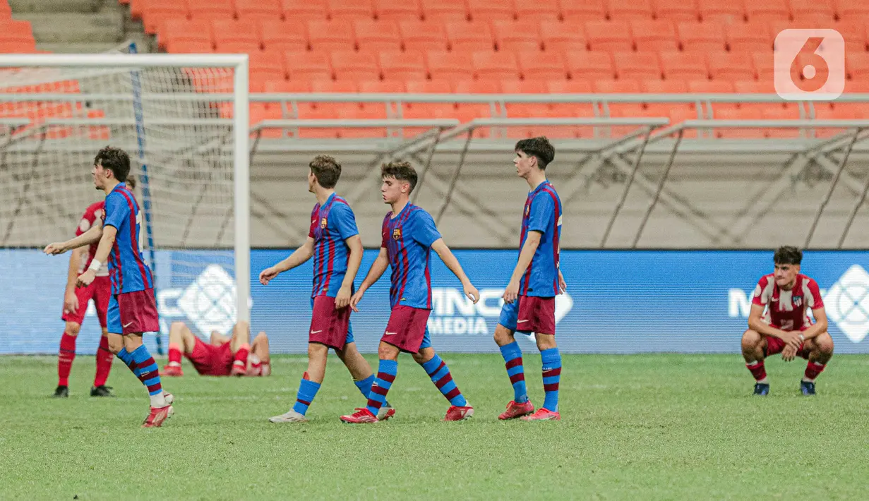 Reaksi para pemain Barcelona U-18 dan Altetico Madrid U-18 pada pertandingan International Youth Championship (IYC) 2021 di Jakarta International Stadium (JIS), Jakarta, Selasa (19/4/2022). Barcelona U-18 menang 1-0. (Liputan6.com/Faizal Fanani)
