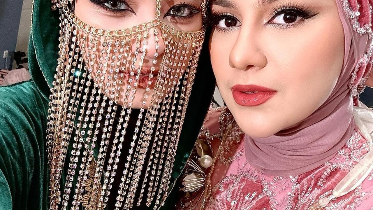 Inara Pakai Aksesoris di Kepalanya