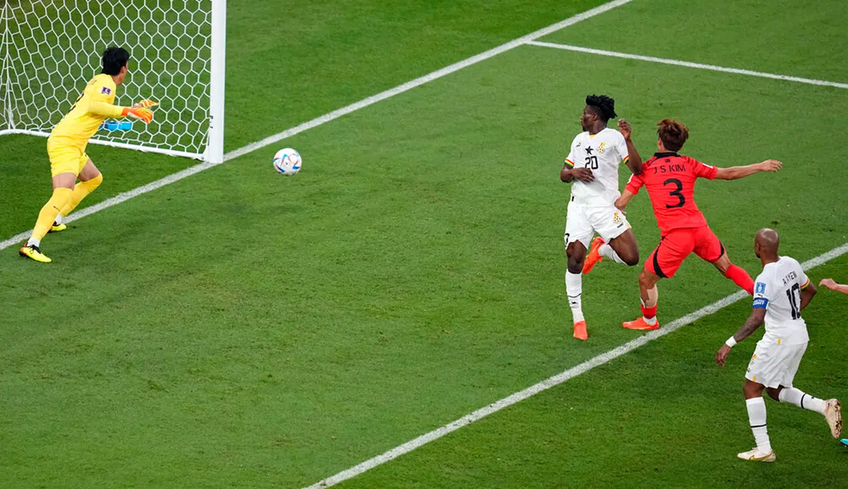 Pemain Ghana Mohammed Kudus (ketiga kanan) mencetak gol ke gawang Korea Selatan pada pertandingan sepak bola Grup H Piala Dunia 2022 di Stadion Education City, Al Rayyan, Qatar, 28 November 2022. Ghana mengalahkan Korea Selatan dengan skor 3-2. (AP Photo/Ebrahim Noroozi)