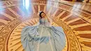 Menikmati indahnya kota Moscow, Rara pun sempat mengunjungi Istana Tsaritsyno. Tampil keren bergaya bak seorang putri kerajaan, pemotretannya ini pun terlihat menawan saat menganakan gaun vintage berwarna biru muda tersebut. (Liputan6.com/IG/@lida_rara06)