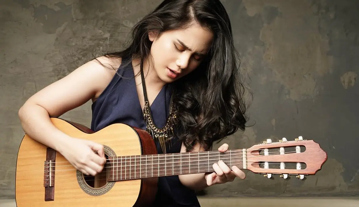 Gadis 17 tahun ini termasuk artis multitalenta. Selain berakting dan menjadi pembawa acara, Tissa juga jago bermain gitar dan menari. Ia sering mengunggah video dirinya mengcover lagu-lagu ke dalam akun Instagram & YouTube miliknya. (Liputan6.com/IG/@tissabiani)