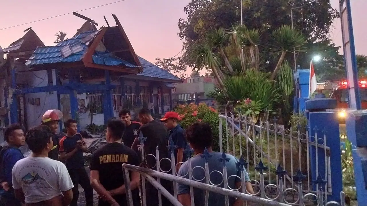 Kondisi bangunan kantor DPPKB setelah dilahap api. (Foto: Liputan6.com/Miftahul Yani)
