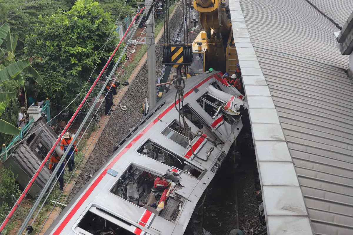 Tidak Ada Lagi Korban di Dalam Gerbong, KRL Commuter Line di Stasiun Bekasi Timur Dievakuasi