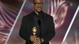 Eddie Murphy menerima penghargaan Cecil B. DeMille selama malam penganugerahan Golden Globes ke-80 di Beverly Hilton Hotel di Beverly Hills, California (10/1/2023). Nominasi terakhir Eddie Murphy untuk kategori aktor terbaik dalam film komedi atau musikal diraihnya melalui film &ldquo;Dolemite is My Name&rdquo; pada tahun 2019. (Rich Polk/NBC via AP)