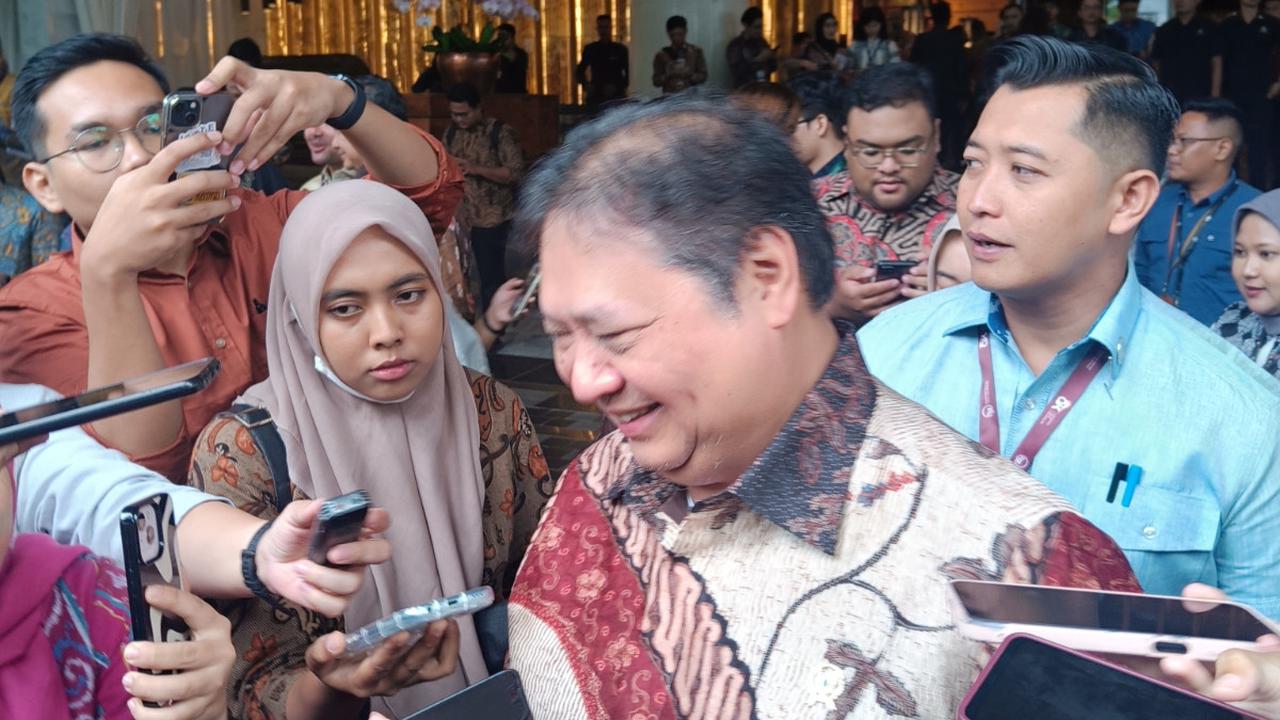 "Ya tunggu hari lah (reshuffle), biasanya hari apa kan?," singkat Airlangga.