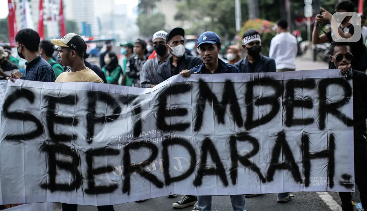 Massa yang tergabung dalam BEM Nusantara membentangkan spanduk saat menggelar aksi di kawasan Patung Kuda, Jakarta, Kamis (1/9/2022). Dalam aksinya mereka menolak naiknya harga BBM yang dinilai merugikan rakyat kecil. (Liputan6.com/Faizal Fanani)