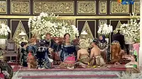 Jokowi dan keluarga menjalani Tumplak Punjen di acara Ngunduh Mantu Kaesang Pangarep dan Erina Gudono di Solo, Jawa Tengah, Minggu (11/12/2022). (SCTV via YouTube Liputan6)