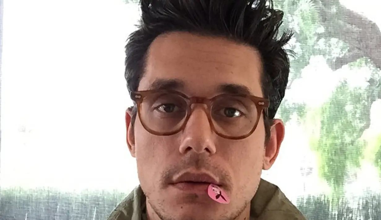 John Mayer memang memiliki selera fashion yang unik dan lebih terlihat simpel namun tetap trendy. Dengan tambahan kacamata membuatnya semakin kece dengan kaos garis-garisnya (Sumber: Kapanlagi/Rita)