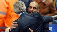 Manajer Manchester City Manuel Pellegrini (kiri) menyambut manajer Bayern Muenchen Pep Guardiola sebelum dimulainya laga UEFA grup D pertandingan sepak bola antara Manchester City dan Bayern Muenchendi The Stadion Manchester City, Manchester, barat laut I
