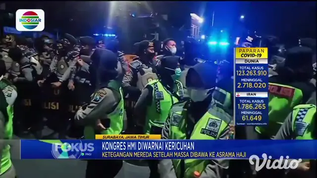 Cekcok antara polisi dengan massa tak dapat dihindarkan, saat ratusan massa HMI (Himpunan Mahasiswa Islam) memaksa masuk ke dalam arena kongres di Islamic Center Surabaya, Jawa Timur.