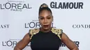 Petenis asal AS, Serena Williams berpose di karpet merah Glamour Women of The Year Awards 2017 di New York, Senin (13/11). Ibu dari Alexis Olympia Ohanian Jr. bahkan tak segan memperlihatkan perutnya yang kembali rata (Jamie McCarthy / GETTY IMAGES / AFP)