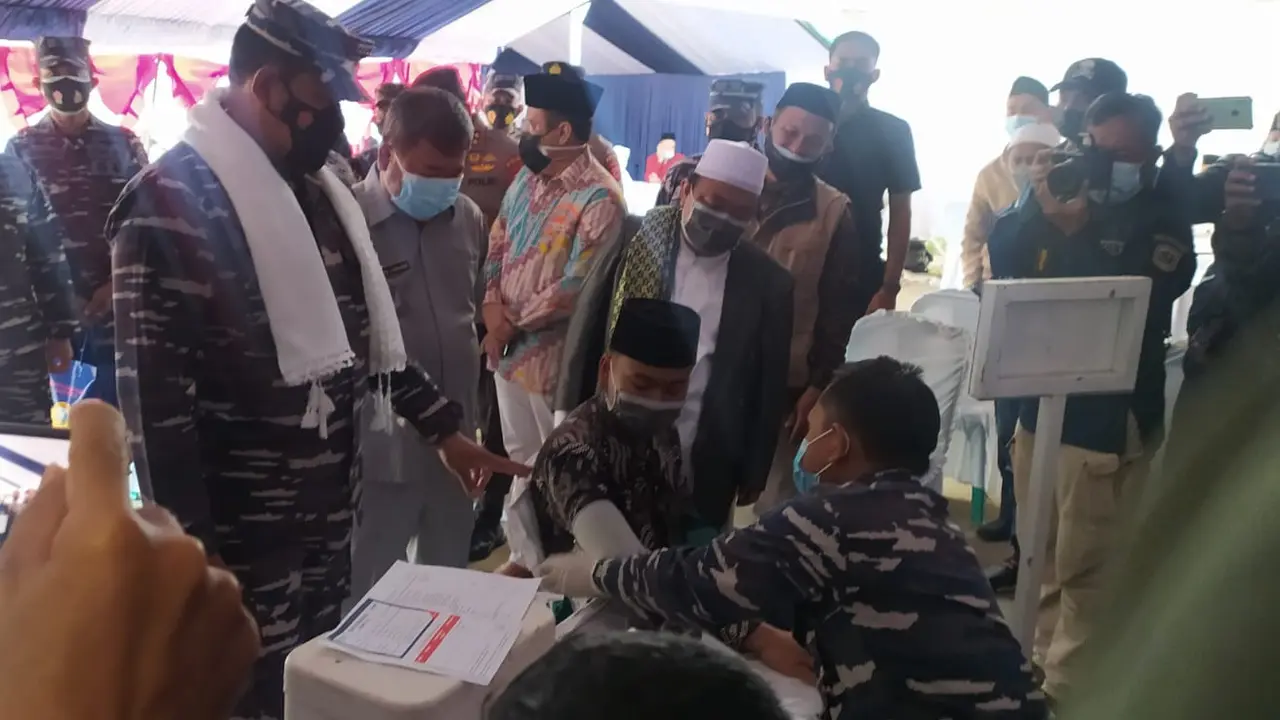 Kepala Staf Angkatan Laut (KASAL) Laksamana TNI Yudo Margono tengah mengawasi kegiatan serbuan vaksinasi TNI AL di Pondok Pesantren Ma'ruful Hidayah, Cigedug, Garut.