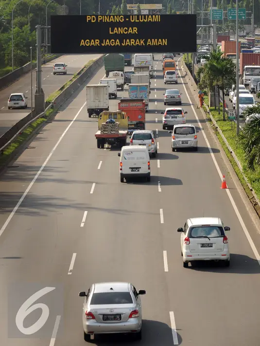 Pengendara melintas di jalan Tol Lingkar Luar Seksi Pondok Pinang-Jagorawi, Jakarta, Rabu (16/3/2016). Keputusan pengalihan pengelolaan JORR S Pondok Pinang-Jagorawi dikarenakan PT MNB tidak bisa mengembalikan pinjaman. (Liputan6.com/Helmi Fithriansyah)