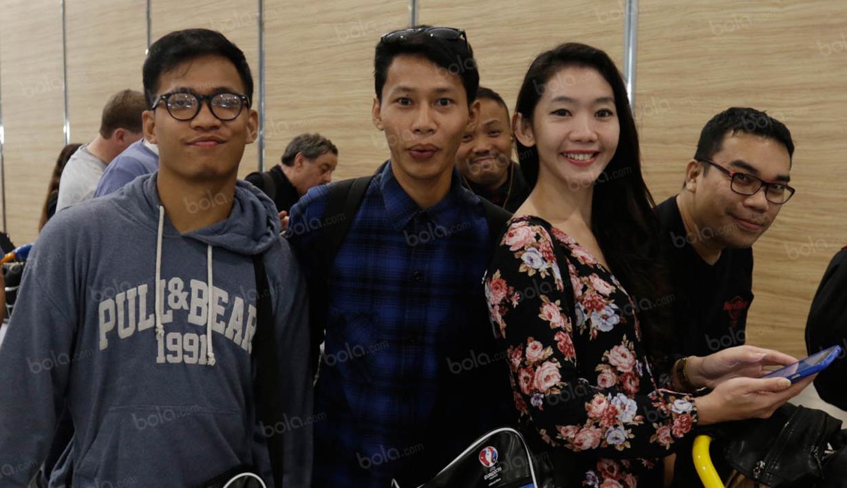 Meskipun harus melalui perjalanan sekitar 20 jam dari Jakarta, para peserta Carlsberg Hospitality tetap semangat saat tiba di Paris. (Bola.com/Vitalis Yogi Trisna)  