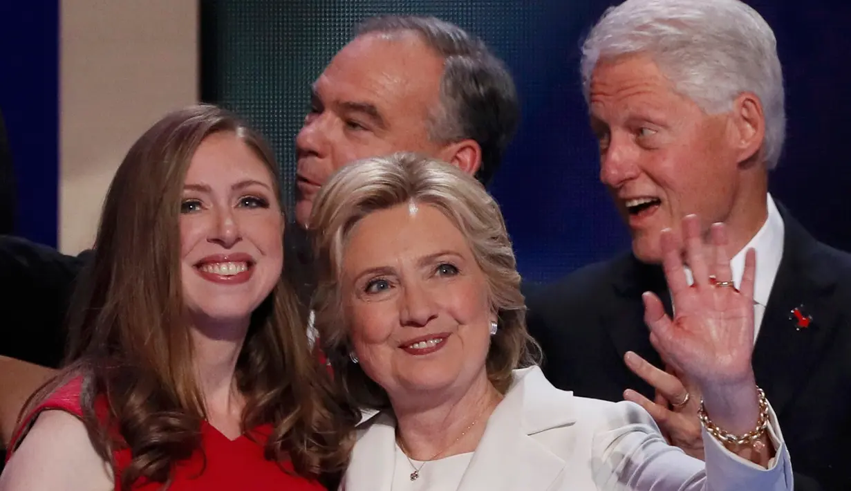 Chelsea Clinton bersama ibunya yang juga Capres AS dari Partai Demokrat, Hillary Clinton serta sang ayah yang juga mantan Presiden AS,  Bill Clinton pada penutupan Konvensi Nasional Partai Demokrat di Philadelphia, AS, Kamis (28/7). (REUTERS/Mike Segar)