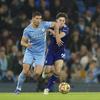 Bek Manchester City Ruben Dias berebut bola dengan penyerang Leeds United Daniel James dalam laga pekan ke-17 Liga Inggris di Etihad Stadium, Rabu (15/12/2021) dini hari WIB. Manchester City mencukur tamunya Leeds United tujuh gol tanpa balas. (AP Photo/Jon Super)