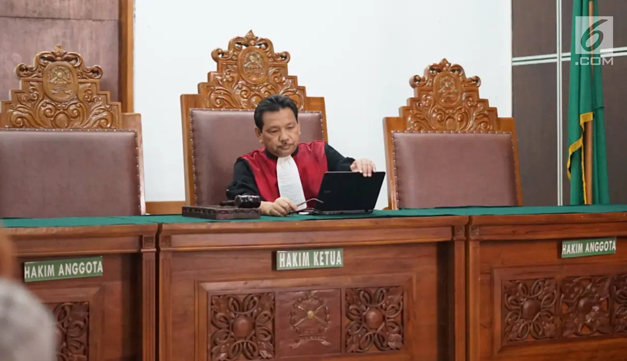 Sidang gugatan praperadilan yang dilayangkan Denny Andrian di PN Jakarta Selatan, Selasa (20/8/2019). Hakim tunggal Sudjarwanto menolak gugatan Denny kepada Polda Metro Jaya terkait tilang elektronik 'salah alamat' karena gugatannya tidak termasuk objek praperadilan. (Liputan6.com/Immanuel Antonius)