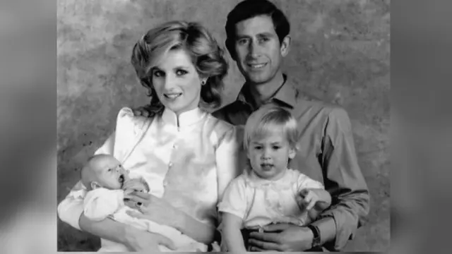 Pangeran Charles dan Putri Diana ketika bersama kedua buah hatinya kala melakukan foto bersama pada tanggal 5 Oktober 1984 di Kensington Palace, London (AP)