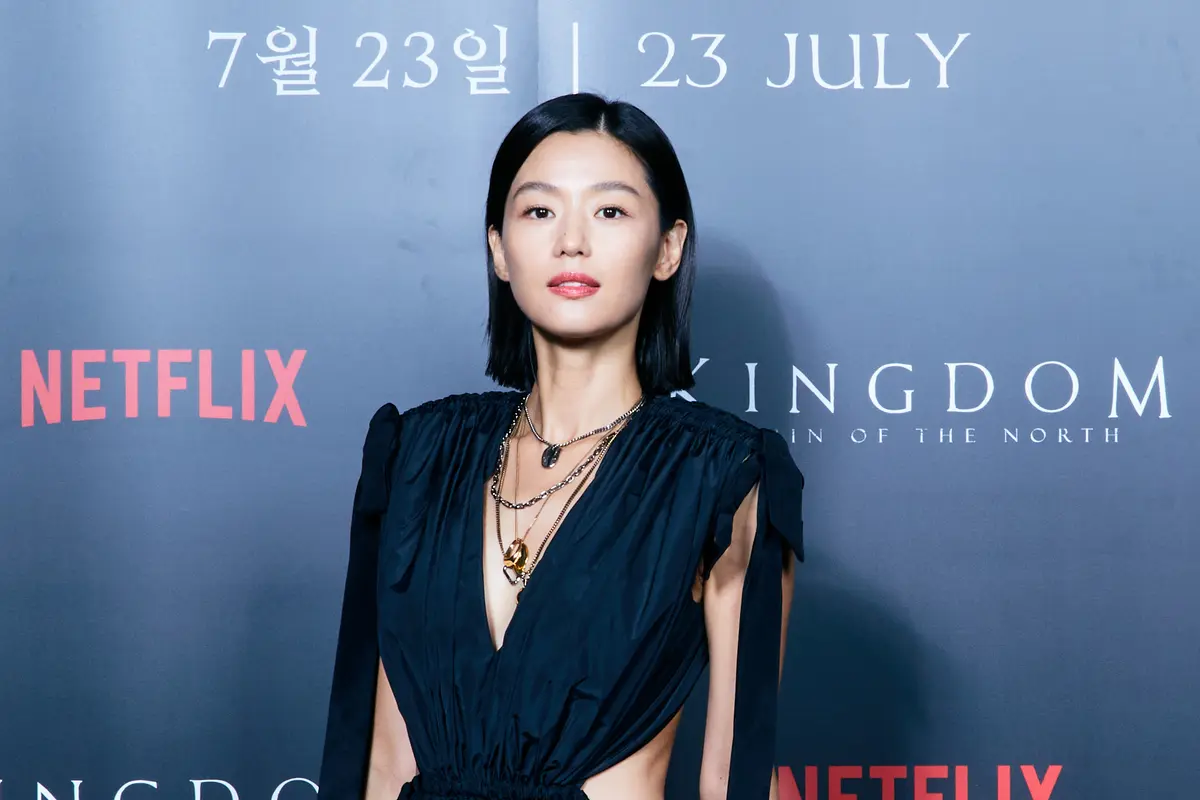 Jun Ji Hyun daam konferensi pers Kingdom: Ashin of the North. (Foto: Netflix)