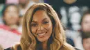 Rambut pirang Beyonce ditata dengan belah samping. Menampilkan rambut wavy yang tampak tebal dan sangat bervolume. [@beyonce]