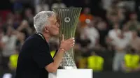 Jose Mourinho berhasil membawa AS Roma menjuarai UEFA Conference League, setelah membungkam Feyenoord pada laga final&nbsp;di National Arena, Tirana, Albania, Kamis (26/5/2022) dini hari WIB.&nbsp;(AP Photo/Thanassis Stavrakis)