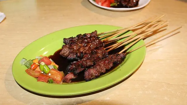 Dua piring sate maranggi