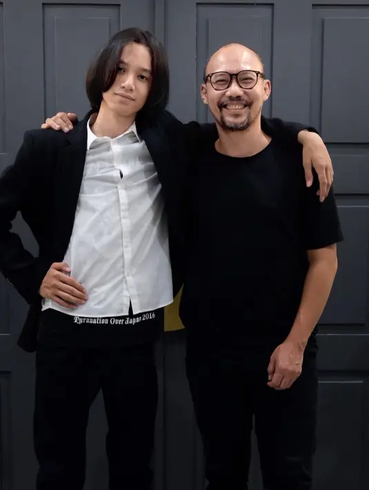 Tidak hanya memiliki paras ganteng dari sang ayah, Rizky juga memiliki postur yang tinggi. Bahkan, tingginya sudah melebihi ayahnya. Yoyo juga terlihat dekat dengan anak laki-lakinya. [Instagram/yoyoprasetyo29]