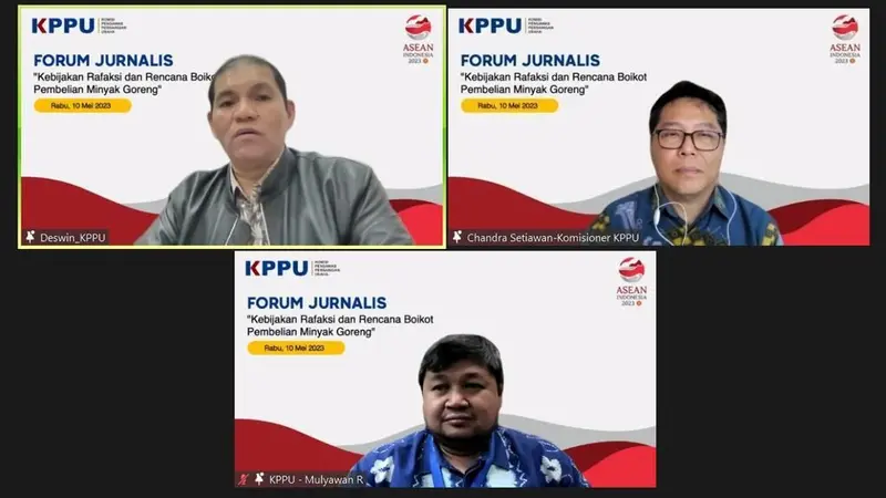 Direktur Ekonomi KPPU Mulyawan Ranamanggala (bawah) dalam Forum Jurnalis dengan tema Kebijakan Rafaksi dan rencana Boikot Pembelian Minyak Goreng.