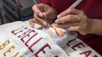 Boneka Labubu Tampil Makin Unik dengan Eyelash dan Nail Art