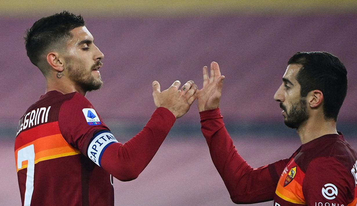 Gelandang AS Roma, Lorenzo Pellegrini, merayakan gol bersama Henrikh Mkhitaryan saat melawan Torino pada laga lanjutan Liga Italia di Stadion Olimpico, Jumat (18/12/2020) dini hari WIB. AS Roma menang 3-1 atas Torino. (AFP/Vincenzo Pinto)