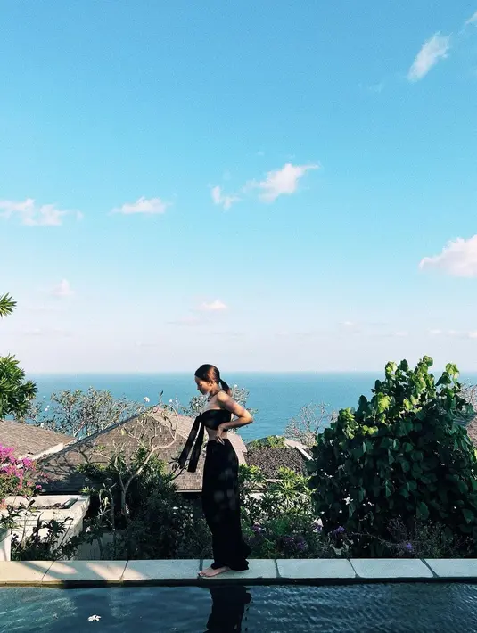 Datang ke Bali untuk hadiri momen spesial Jessica, Enzy terlihat sudah datang sejak beberapa hari sebelum acara. Tentunya kedatangan Enzy ke Bali dimanfaatkan untuk berlibur sejenak dari kesibukannya di Jakarta. (Instagram/enzystoria)