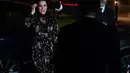 Kate Middleton tiba di National Portrait Gallery saat hujan salju mengguyur London, Inggris, 28 Februari 2018. Di saat suhu sedang menurun, Kate Middleton justru muncul tanpa mengenakan coat tebal ataupun sepatu yang lebih tertutup. (AP/Frank Augstein)