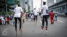 Peserta mendemokan ragam olahraga rekreasi TAFISA Games 2016 salah satunya Engrang di kawasan Car Free Day Thamrin, Jakarta, Minggu (25/9). Kegiatan itu mengajak masyarakat untuk kembali mengenal permainan tradisional. (Liputan6.com/Faizal Fanani)