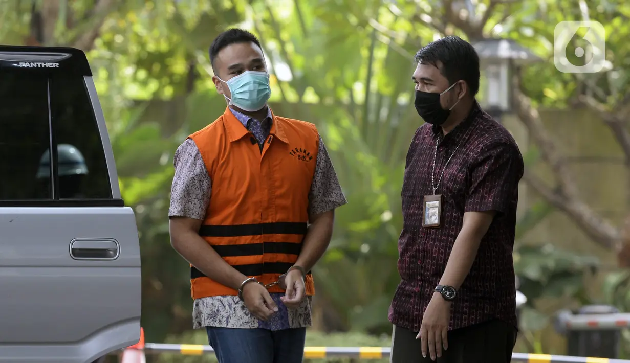 Menantu mantan Sekretaris Mahkamah Agung Nurhadi, Rezky Hebriyono (kiri) saat akan menjalani pemeriksaan pascapenahanan di Gedung KPK, Jakarta, Rabu (10/6/2020). Rezky diperiksa sebagai saksi untuk Nurhadi terkait dugaan suap pengurusan perkara di MA tahun 2011-2016. (merdeka.com/Dwi Narwoko)