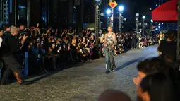 Gigi Hadid berjalan di runway untuk VOGUE World: New York selama New York Fashion Week 2022 di New York City (12/9/2022). Diketahui Gigi tengah digosipkan dengan Leonardo DiCaprio ia menghabiskan waktu bersama di New York Fashion Week. |(Sean Zanni/Getty Images for Vogue/AFP)