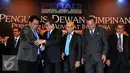 Ketua Umum Dewan Pimpinan Nasional Perhimpunan Advokat Indonesia (Peradi) Fauzie Hasibuan (kedua kiri) bersalaman dengan pengacara Hotman Paris usai pelantikan pengurus Peradi periode 2015-2020 di Jakarta, Jumat (28/8/2015). (Liputan6.com/Andrian M Tunay)