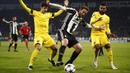 Gelandang Juventus, Claudio Marchisio, berusaha melewati penyerang Dinamo Zagreb. Si Nyonya Tua lebih menguasai jalannya laga dengan penguasaan bola mencapai 64 persen. (AFP/Marco Bertorello)