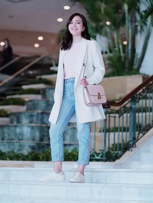 Di akun Instagramnya, Shandy Aulia kerap memosting foto-foto dirinya dengan gaya kasual. Ia selalu tampil simpel namun tetap stylish. Seperti sedang hangout, wanita kelahiran 23 Juni 1987 ini memakai outer yang dipadukan dengan kaus dan celana jeans. (Liputan6.com/IG/@shandyaulia)