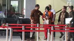 Anggota DPRD Sumatera Utara 2014-2019 Tiaisah Ritonga berjalan usai menjalani pemeriksaan di KPK, Jakarta, Rabu (11/7). Tiaisah ditahan terkait dugaan penerimaan suap dari mantan Gubernur Sumut Gatot Pujo Nugroho. (Liputan6.com/Herman Zakharia)
