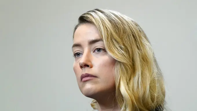 Amber Heard di persidangan melawan Johnny Depp. (Elizabeth Frantz/Pool Photo via AP)