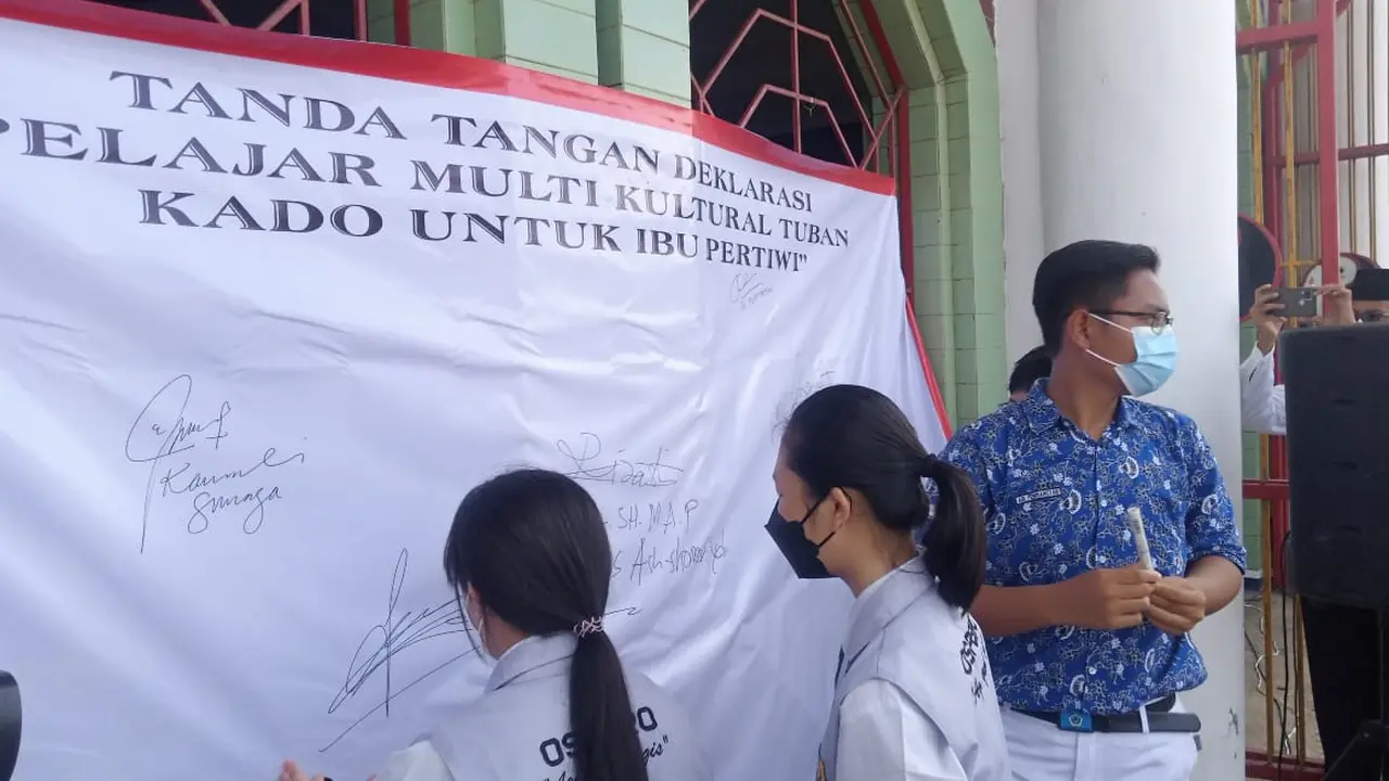 Pelajar di Tuban tandatangani deklarasi multikultural. (Adirin/Liputan6.com)