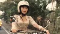 Wendy Walters terlihat mengenakan kebaya sambil berkendara sepeda motor saat mengikuti kegiatan bersama Asri Welas dan sejumlah selebriti wanita dalam rangka menyambut hari Kartini 2023. (Tangkap layar Instagram @mabscoot)