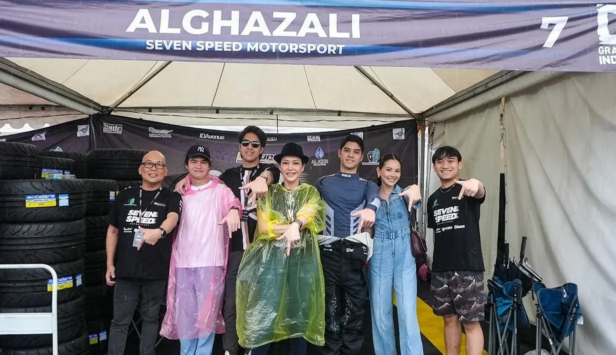 Seakan memperkuat dugaan keduanya kembali menjalin hubungan asmara, Al Ghazali pun mengunggah potret mesranya bersama Alyssa setelah menerima kejuaraan drifting. [@alghazali7/@elelrumi/@beril_photo].