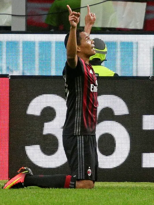 Penyerang AC Milan, Carlos Bacca melakukan selebrasi usai mencetak gol kegawang Lazio pada lanjutan liga Italia di stadion San Siro, Milan, Italia, (21/9). AC Milan menang atas Lazio dengan skor 2-0. (REUTERS/Max Rossi)