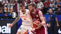 Timnas Basket Latvia mengalahkan Spanyol dengan skor 74-69 pada pertandingan babak kedua Grup L Piala Dunia FIBA 2023 yang digelar di Indonesia Arena, Jakarta, Jumat (1/9/2023) sore WIB. (Bola.com/Bagaskara Lazuardi)