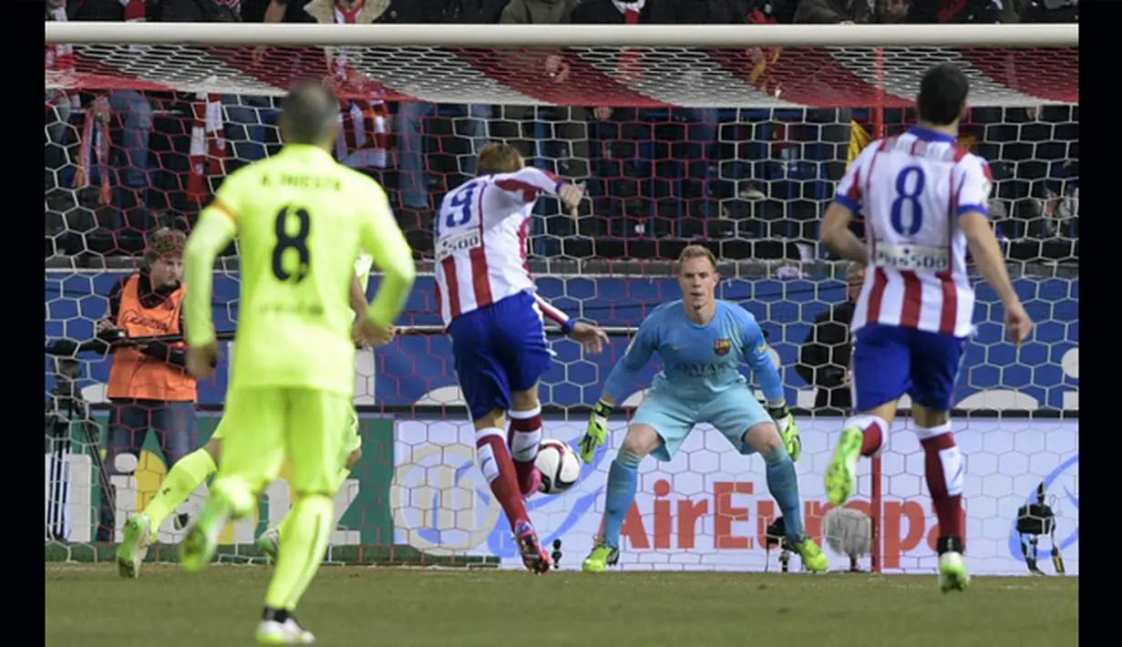 Laga baru berjalan 38 detik Fernando Torres sudah berhasil menjebol gawang Barcelona yang dikawal Marc Andre Ter Stegen. Barcelona keluar sebagai pemenang dengan skor 3-2, Spanyol, Kamis (29/1/2015). (AFP Photo)