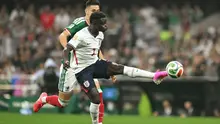 Penyerang Inggris bernomor punggung 07, Bukayo Saka, mengontrol bola selama pertandingan babak 16 besar Piala Dunia 2026 antara Meksiko dan Inggris di Stadion Kota Meksiko, Kota Meksiko, pada 6 Juli 2026. (Yuri Cortez/AFP)