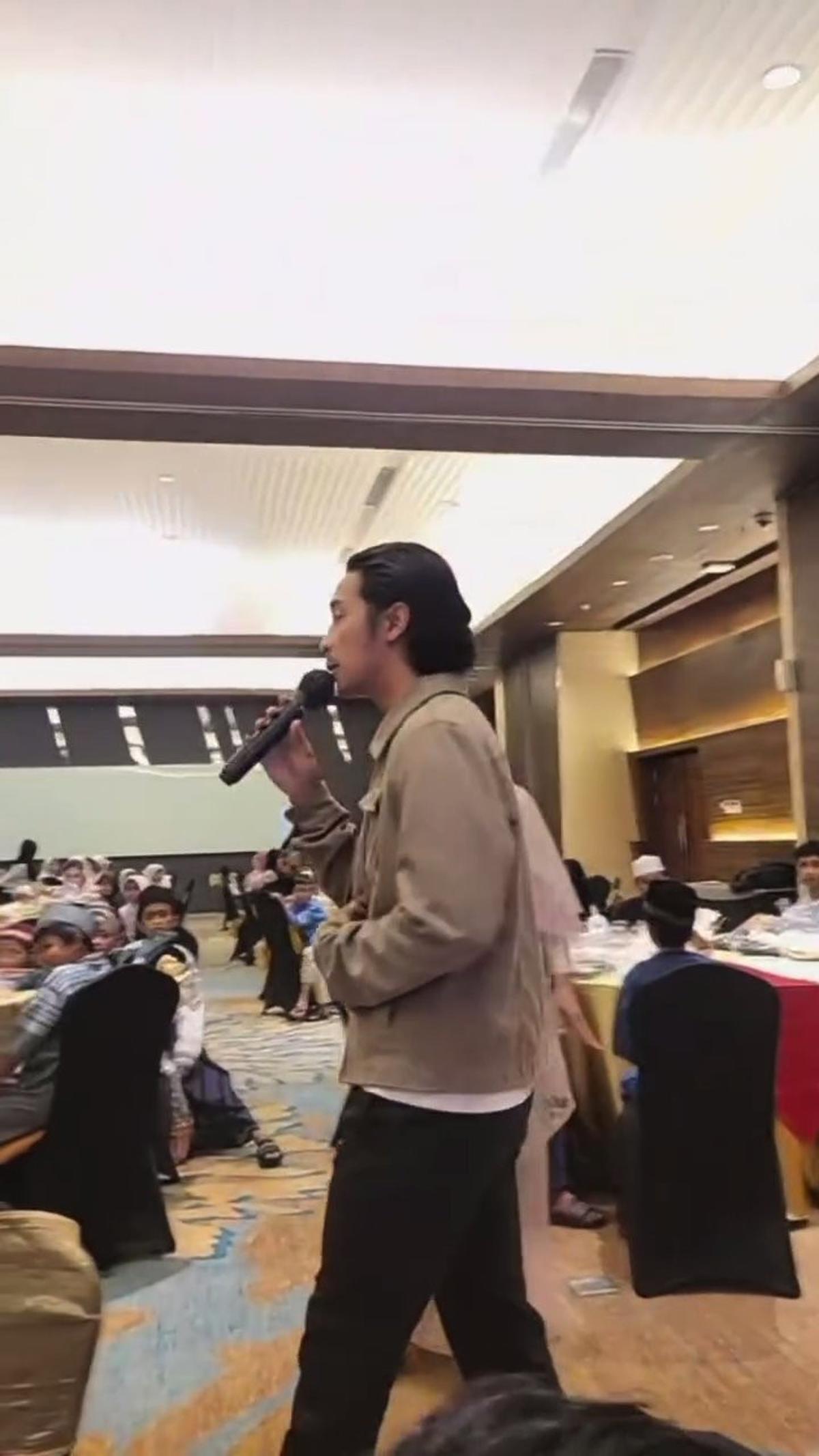 7 Potret Umi Pipik Hadir Acara Buka Puasa Bersama dengan Anak Yatim, Abidzar Al-Ghifari Hibur dengan Lagu