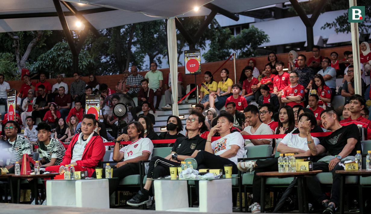 Mantan pelatih Timnas Indonesia, Shin Tae-yong saat nonton bareng laga lanjutan Putaran Ketiga Kualifikasi Piala Dunia 2026 melawan Australia di daerah sekitar Setiabudi, Jakarta Pusat, Kamis (20/03/2025) sore WIB. (Bola.com/Bagaskara Lazuardi)